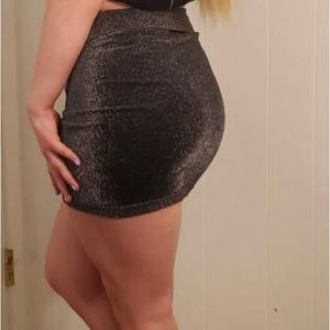 Fitted black skirt